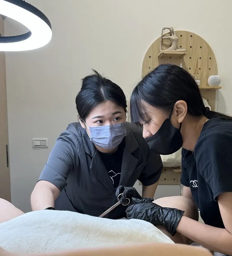 覓謐美學 Ivy 老師在私密處熱蠟真人實作課程中，近距離指導學員調整操作手法。