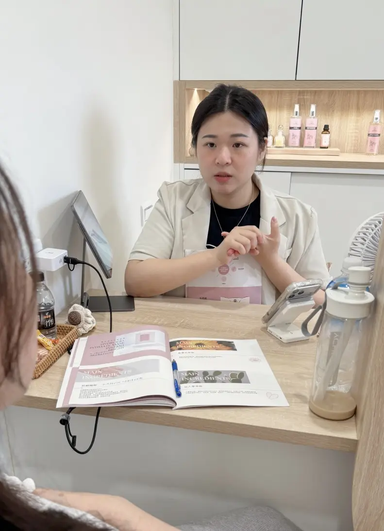 覓謐美學 Ivy 老師向熱蠟課程學員講解毛髮、肌膚知識與操作流程。